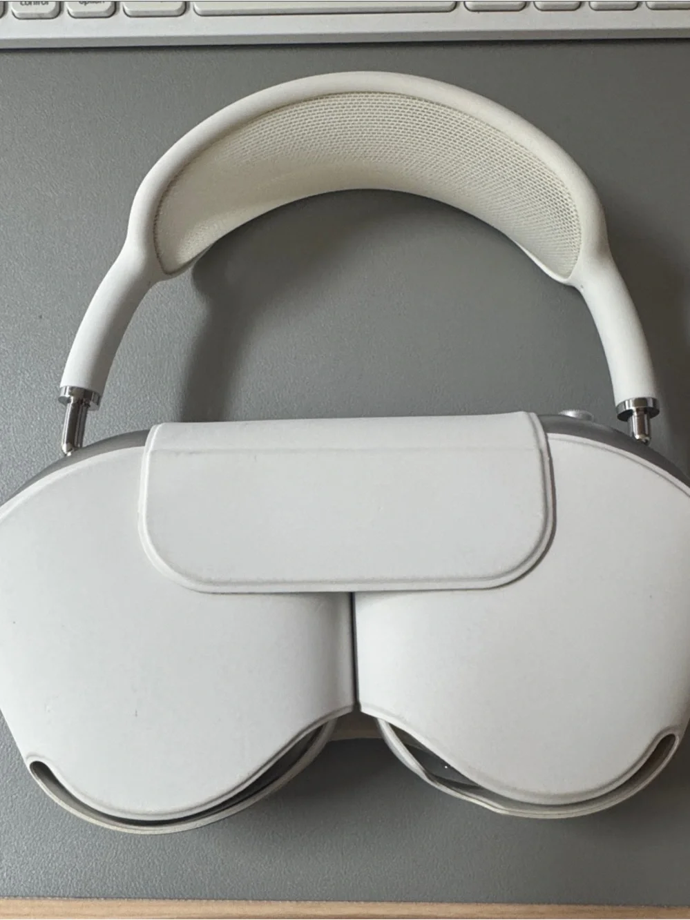 Apple White Standalone VR Headset with Cushioned Headband